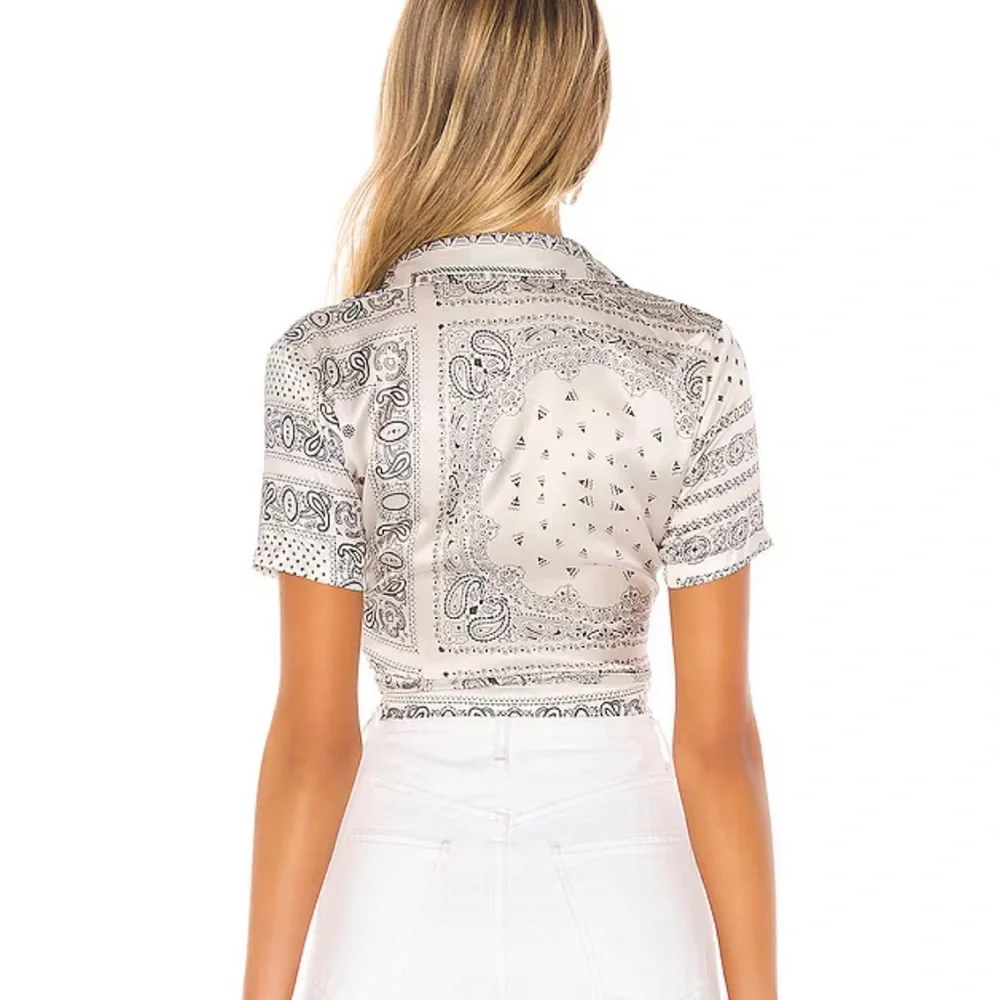 superdown Jenela Twist Front Shirt in Cream & Black NWT size XS - Picture 2 of 4